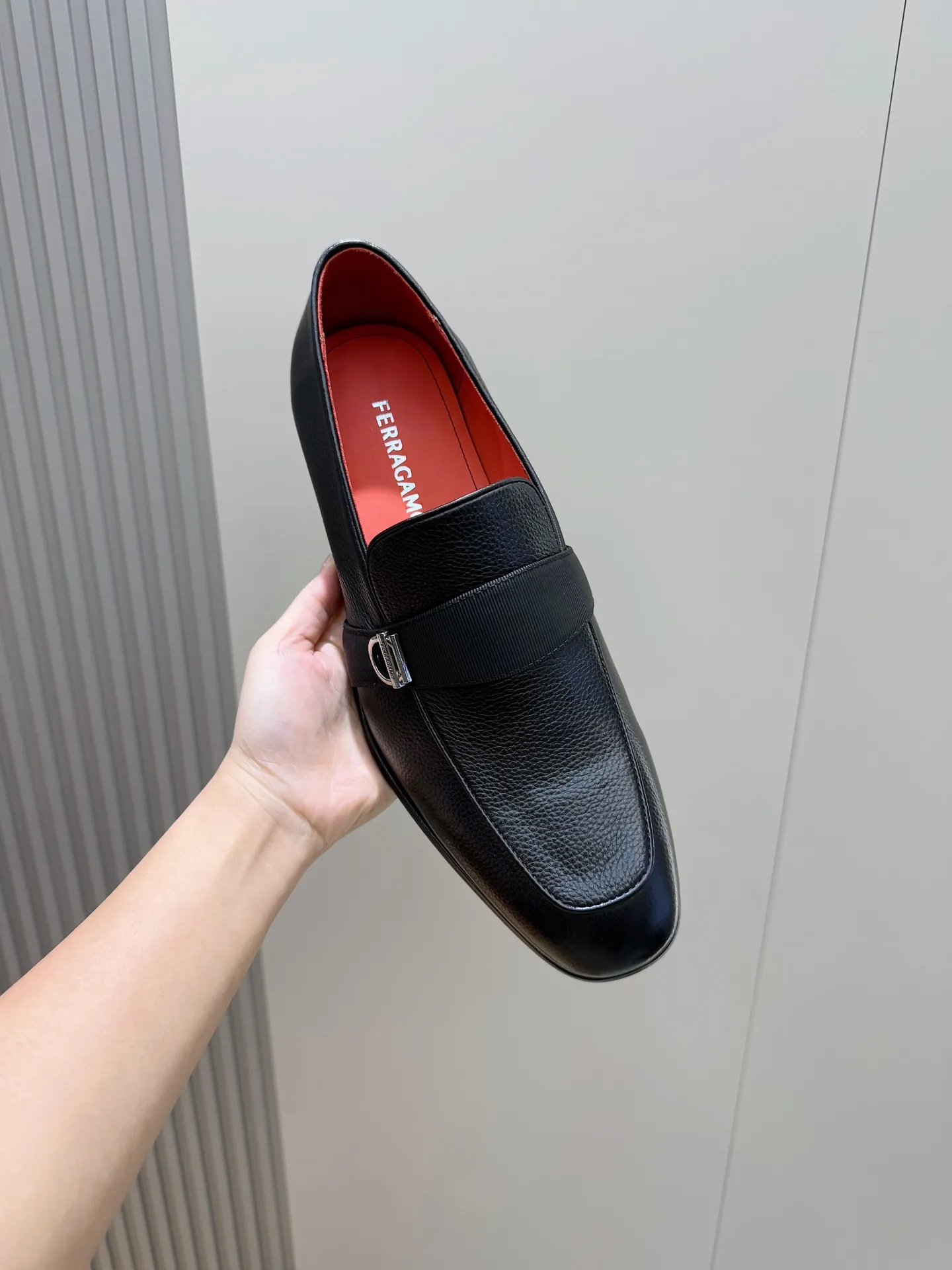 [Ferragam] Top P: 960💰 Size: 39-44 (38. 45.46 can be customized) Ferragamo Gancini buckle moccasins. These men's loafers are exquisite and gorgeous, with shiny patent leather uppers that highlight urban style. The almond-shaped toe adds a stylish touch, with three-dimensional stitching around the upper and contrasting tubular piping for a unique silhouette. The shoes are exquisitely crafted, with grosgrain ribbons and metallic Gancio buckles adding a classic touch, complementing the contrasting red accents. Finished with a slim leather sole. Imported cowhide upper + cowhide lining + genuine leather outsole.